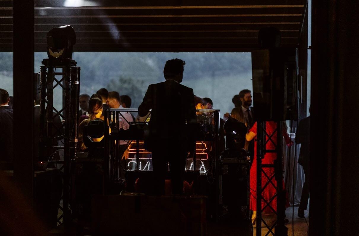Rodrigo Barroso pinchando de espaldas al atardecer ante el público en una boda de finca